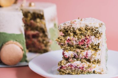 Pembe arka planda makaronlu ıspanaklı kek..