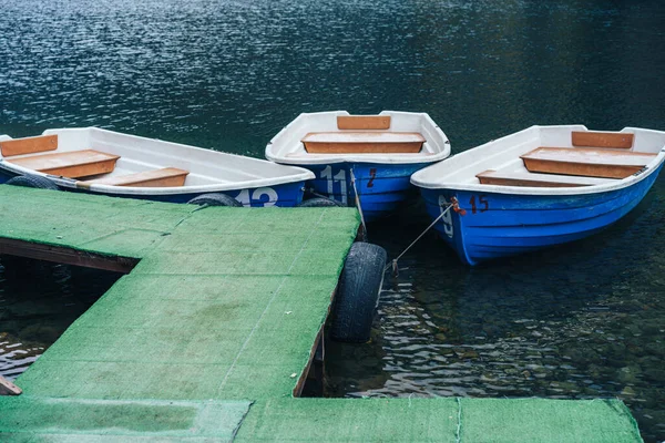 Tres Barcos Blancos Azules Están Muelle — Foto de Stock