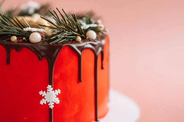 Vánoční Červený Dort Pokrytý Čokoládou Sprigs Vánočního Stromečku Růžovém Pozadí — Stock fotografie
