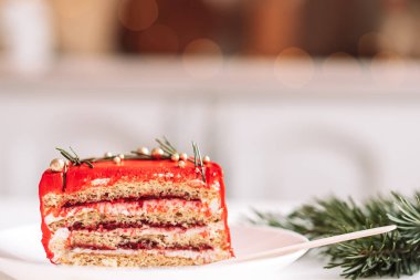 Noel pastası beyaz tabakta Noel ağacı dallarıyla.