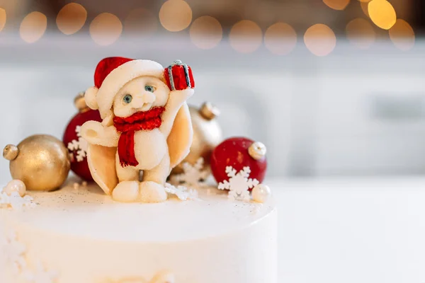 Bolo Natal Branco Com Coelho Caramelo — Fotografia de Stock