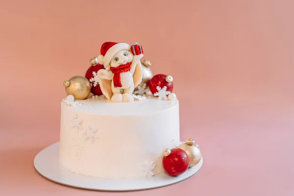 Beyaz Noel Pastası Karamel Tavşanlı Topları Pembe Arka Planda — Stok fotoğraf