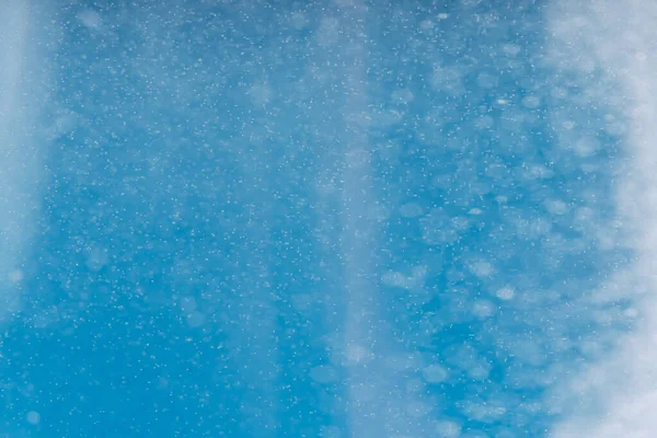 Fundo Queda Neve Embaçada Contra Céu Azul — Fotografia de Stock