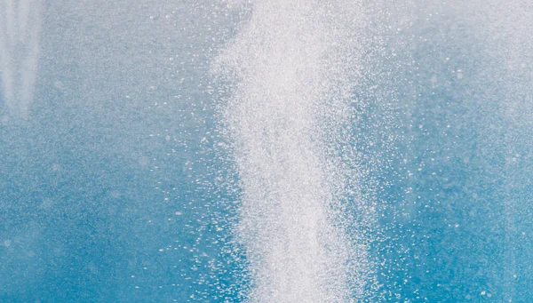 Säule Aus Wasserstoffblasen Wasser Vor Blauem Hintergrund — Stockfoto