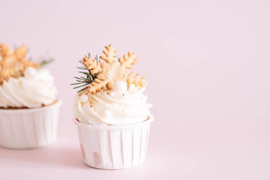 Pembe arka planda kar tanesi şeklinde kurabiyeler..