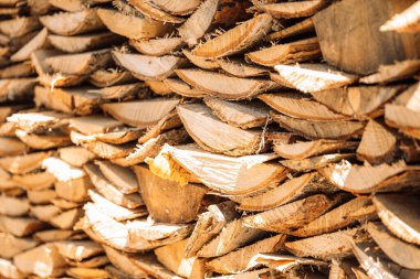 A wall of sawn logs on top of each other.
