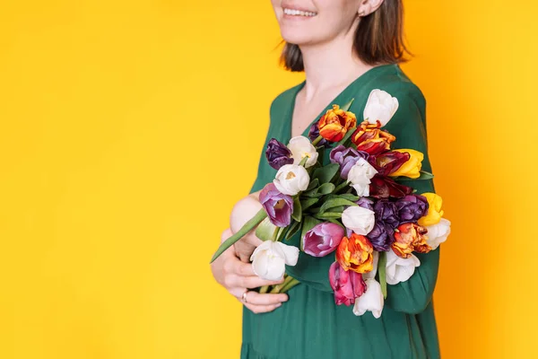 Дама Зеленій Сукні Великим Букетом Тюльпанів Жовтому Тлі — стокове фото