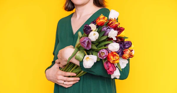 Леді Зеленій Сукні Великим Букетом Тюльпанів Руках Жовтому Тлі — стокове фото