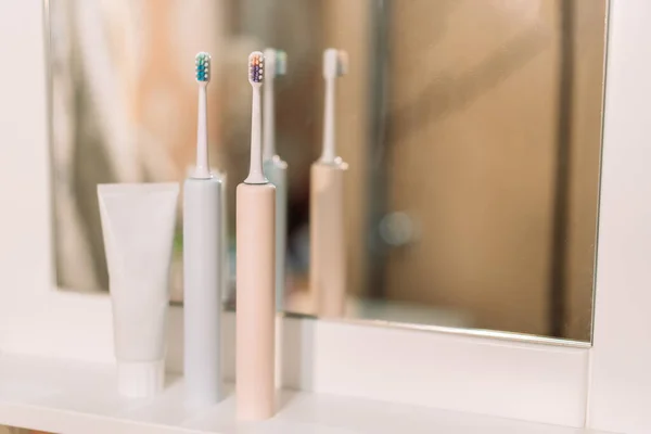 Electric Toothbrushes Toothpaste Front Bathroom Mirror — Stock Photo, Image