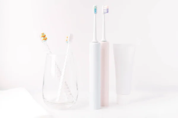 Kinderzahnbürsten Glasbecher Und Elektrische Zahnbürsten Vor Weißem Hintergrund — Stockfoto