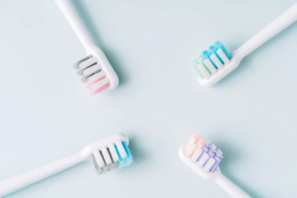Vier Bunte Zahnbürsten Auf Blauem Hintergrund — Stockfoto