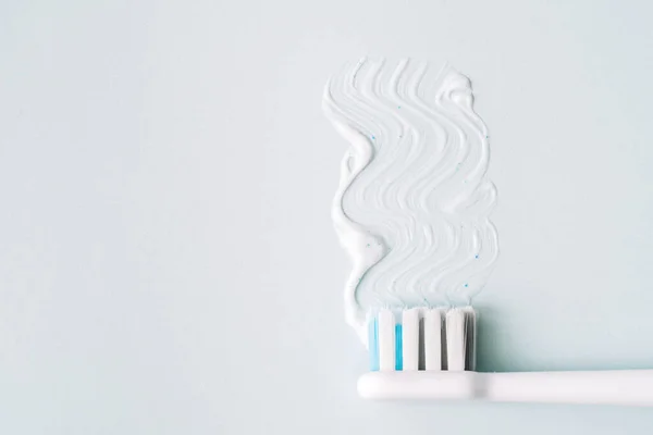 Beschmierte Zahnpasta Mit Zahnbürste Vor Blauem Hintergrund — Stockfoto