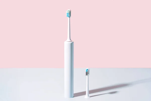 Elektrische Zahnbürste Mit Bürstenkopf Vor Blau Rosa Hintergrund — Stockfoto