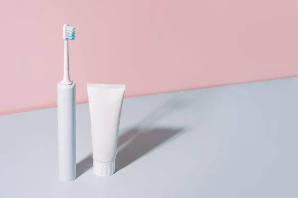 Electric Toothbrush Toothpaste Blue Pink Background — Stock Photo, Image