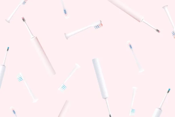 Fallende Elektrische Zahnbürsten Mit Düsen Vor Rosa Hintergrund — Stockfoto