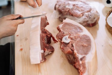 Domuz derisini domuz pirzolasından ayırmak..