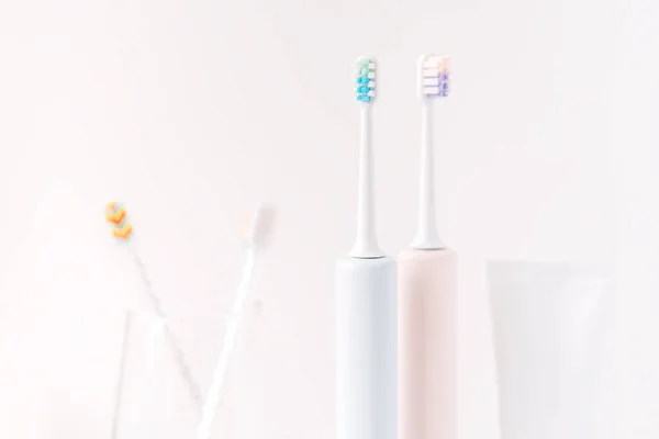 Kunststoff Und Elektrische Zahnbürsten Mit Zahnpasta Vor Weißem Hintergrund — Stockfoto