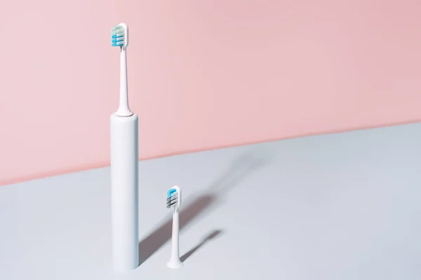 Escova Dentes Elétrica Com Cabeça Escova Contra Fundo Azul Rosa — Fotografia de Stock