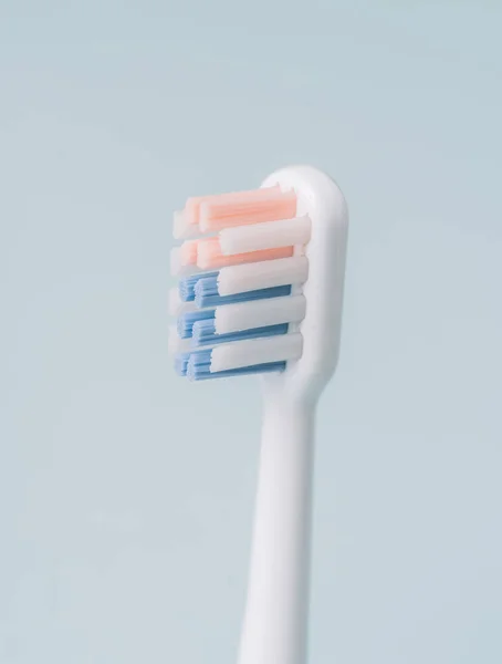 Vertikales Foto Eines Elektrischen Zahnbürstenkopfes Profil Vor Blauem Hintergrund — Stockfoto