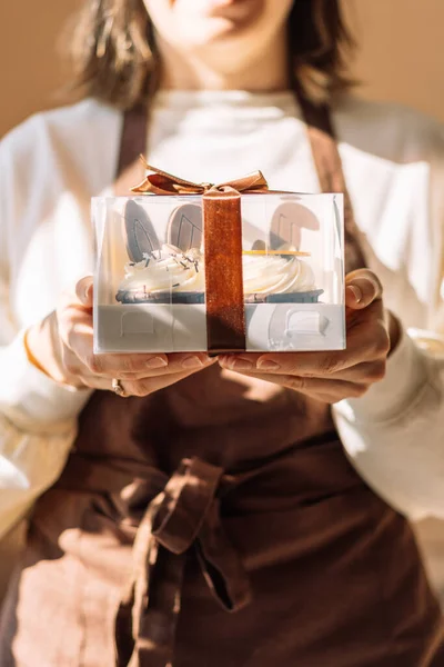 Lady Chef Pastelaria Avental Marrom Segurando Caixa Cupcakes Com Orelhas — Fotografia de Stock