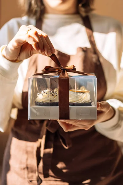 Lady Chef Pastelaria Avental Marrom Abre Caixa Cupcakes Com Orelhas — Fotografia de Stock