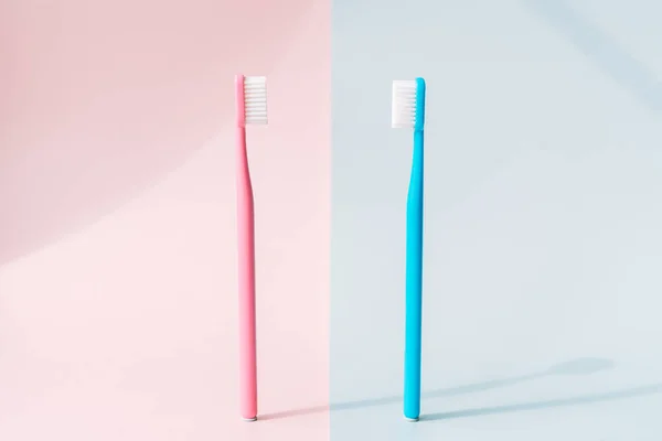 Pembe Arkaplanda Pembe Diş Fırçası Mavi Arkaplanda Mavi Diş Fırçası — Stok fotoğraf