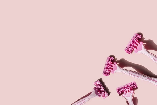 Vier Pinkfarbene Rasiermesser Für Frauen Auf Rosa Hintergrund — Stockfoto