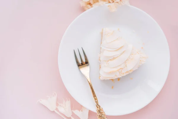 Белый Чизкейк Кокосовым Вкусом Тарелке Вилкой Розовом Фоне — стоковое фото