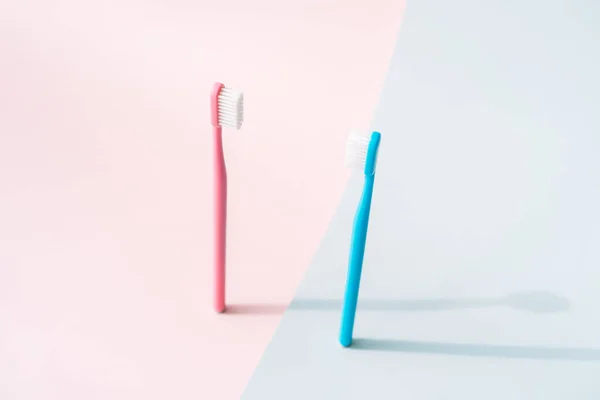 Zahnbürsten Auf Dem Hintergrund Der Geschlechtsfarben — Stockfoto