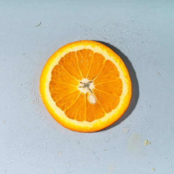 Нарезанный Круглый Кусок Апельсина Ямой Сером Фоне — стоковое фото