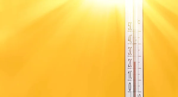 Kültéri Hőmérő Jelzéssel Sárga Háttérrel Napfény Alatt — Stock Fotó