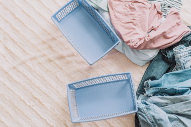 Bej ekose üzerinde mavi kaplar olan farklı elbiseler..