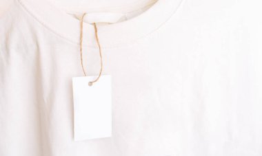 Üzerinde yazı olmayan beyaz bir tişört..