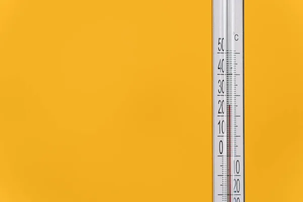 Ένα Εξωτερικό Θερμόμετρο Δείκτη Βαθμών Κελσίου Κίτρινο Φόντο — Φωτογραφία Αρχείου