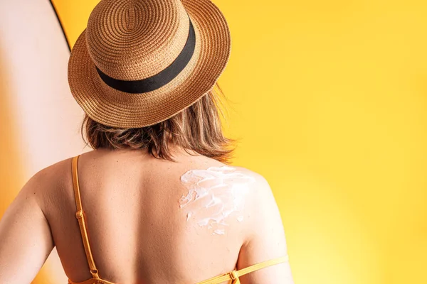 Senhora Com Uma Prancha Surfista Maiô Com Protetor Solar Ombro — Fotografia de Stock