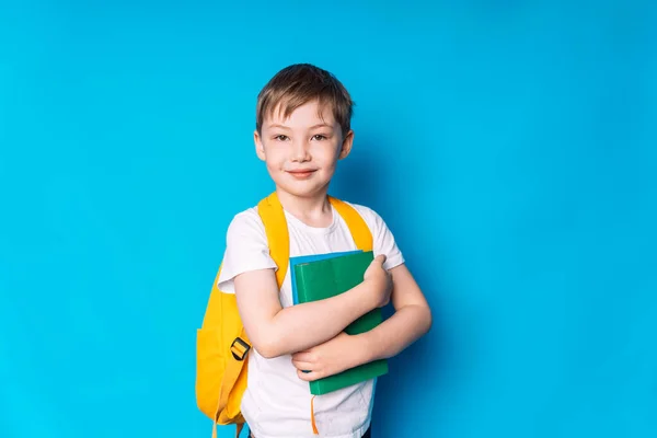 Niño Con Una Mochila Amarilla Libro Sus Manos Sobre Fondo — Foto de Stock