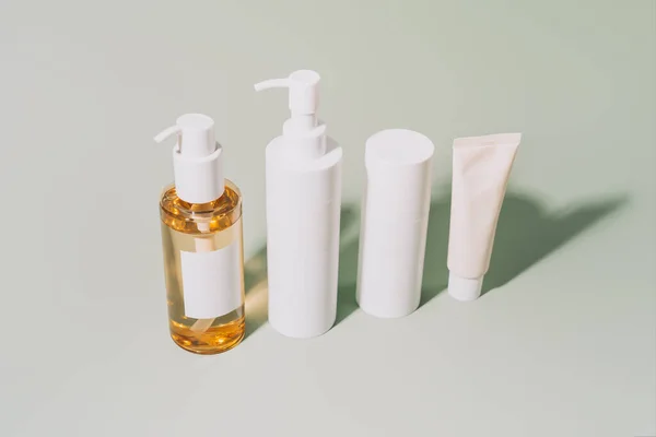 Cosmetica Voor Gezichts Lichaamsverzorging Een Groene Achtergrond Onder Hard Licht — Stockfoto