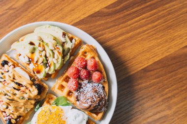 Beyaz tabakta tatlı ve tuzlu tadı olan ev yapımı waffle 'lar..