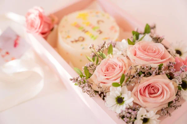 Торт Цветущими Розами Розовой Подарочной Коробке Белом Фоне — стоковое фото