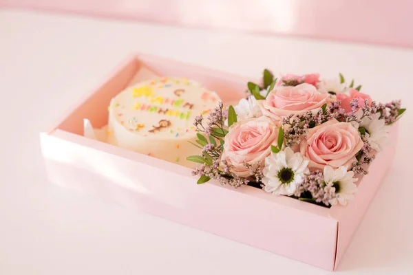礼品盒里有弓形的礼物 圆圆的白色蛋糕 玫瑰绽放 — 图库照片