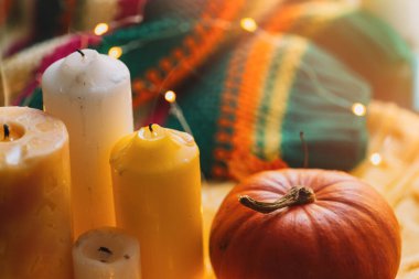 Mumlarla, balkabağıyla ve çelenklerle örülmüş hırkayla dolu rahat bir atmosfer..