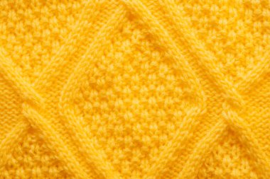 Sarı renkli çizgili örgü süveterin arka planı.