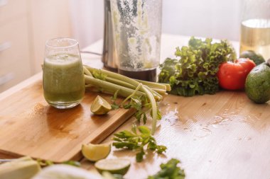 Tahta bir masada taze sebzeli kereviz püresi..
