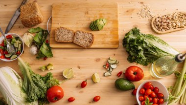 Tahta masadaki vejetaryen sandviç için taze sebzeler..