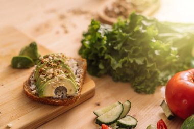 Beyaz tabakta taze sebzeler ve ahşap bir masanın üzerinde..