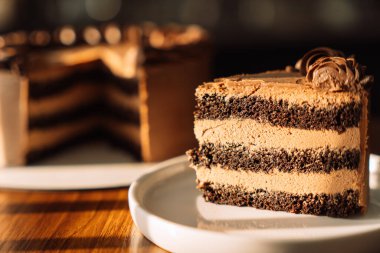 Beyaz bir tabakta pastadan puf çikolatayı kes..