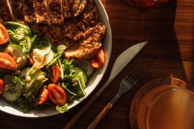 Tavuk ve sebzeli hafif kahvaltı ve bir kupa çay..