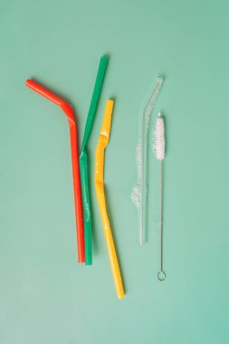 Kırışmış plastik ve sabunlu kamışlarla yeşil arka planda fırçalar..