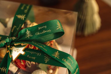 Yeşil kurdeleli şeffaf ambalajlı çikolatalı pasta..