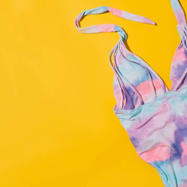 Sarı arka planda çok renkli mayo..